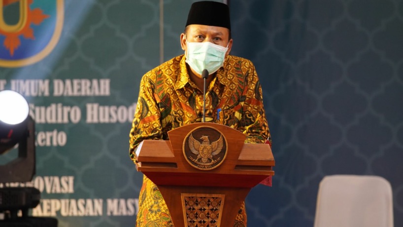DEMI KEMAJUAN: Direktur RSUD dr Wahidin Sudiro Husodo Kota Mojokerto dr Sulaiman Rosyid, M.Kes memberikan sambutan pembuka sebelum memulai acara puncak perayaan HUT Ke-10.  (Indah Oceananda/Jawa Pos Radar Mojokerto)