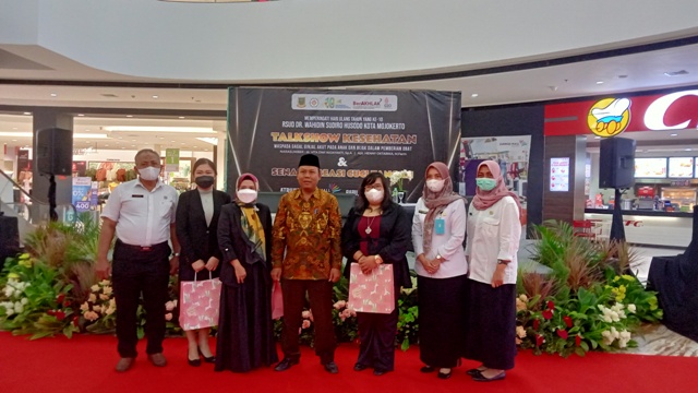 KOMITMEN: Direktur RSUD dr Wahidin Sudiro Husodo dr Sulaiman Rosyid M.MKes bersama jajaran wadir dan pemateri berpose bersama usai kegiatan talk show kesehatan. (Indah Oceananda/Jawa Pos Radar Mojokerto)