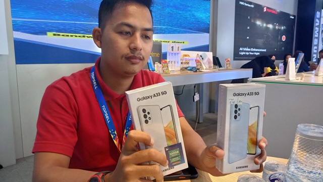 CEK PRODUK: Store Manager Topsell Mojokerto memberikan petunjuk cara memeriksa garansi resmi produk Samsung.