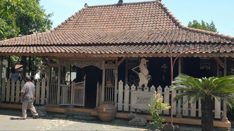 KUNO: Penampakan Rumah Wisata Lotus yang menyuguhkan konsep rumah khas Jawa Kuno dan menjadi jujukan wisatawan lokal maupun mancanegara. (Indah Oceananda/Jawa Pos Radar Mojokerto)
