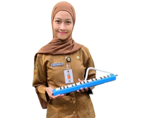 MOTIVASI SISWA: Belajar dengan menggunakan iringan musik menjadi salah satu trik Winy Walida dalam mengajar peserta didiknya.
