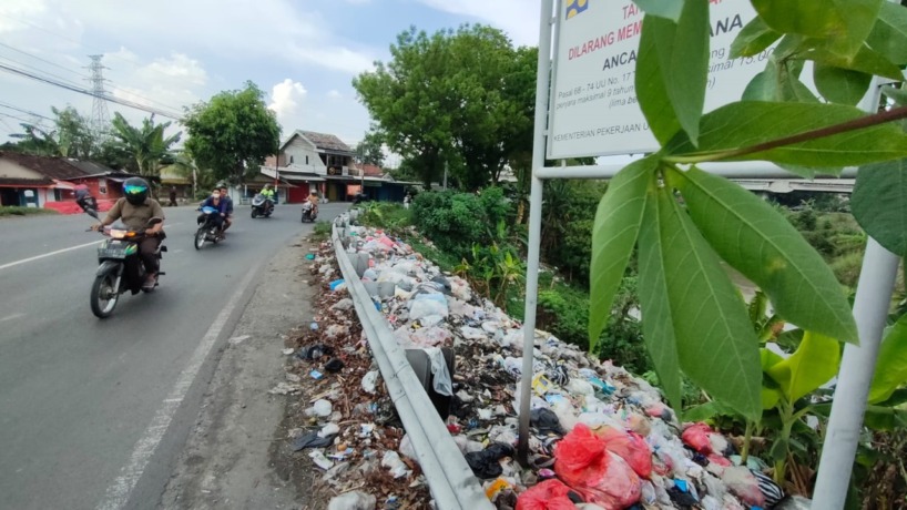 DIBIARKAN: Tumpukan sampah di pinggir ruas jalan Mlirip, Kecamatan Jetis sampai detik ini dibiarkan menggunung, Kamis (24/11). (Khudori Aliandu/Jawa Pos Radar Mojokerto)