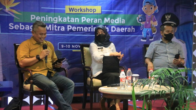 KUATKAN SINERGI: Bupati Ikfina Fahmawati bersama Direktur PT Indonesia Indicator, Gani Kartiwa Adiwisastra menegaskan pentingnya peran media dalam pembangunan untuk mengangkat citra daerah.
