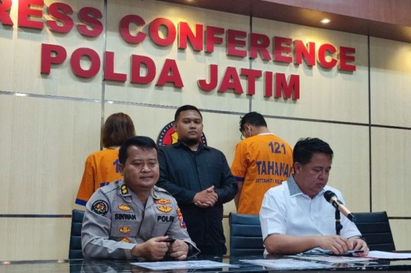 Polisi saat merilis pengungkapan kasus video porno Kebaya Merah di Mapolda Jatim, Surabaya, Selasa (8-11-2022). ANTARA/Willy Irawan