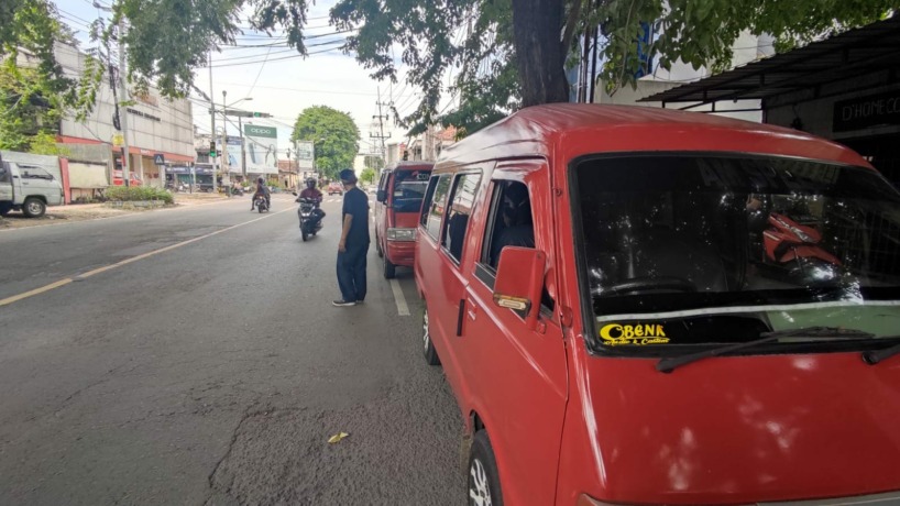 SEPI PENUMPANG: Beberapa angkot tengah menanti penumpang di Simpang Empat Panjer, Kecamatan Mojosari, Kabupaten Mojokerto.
