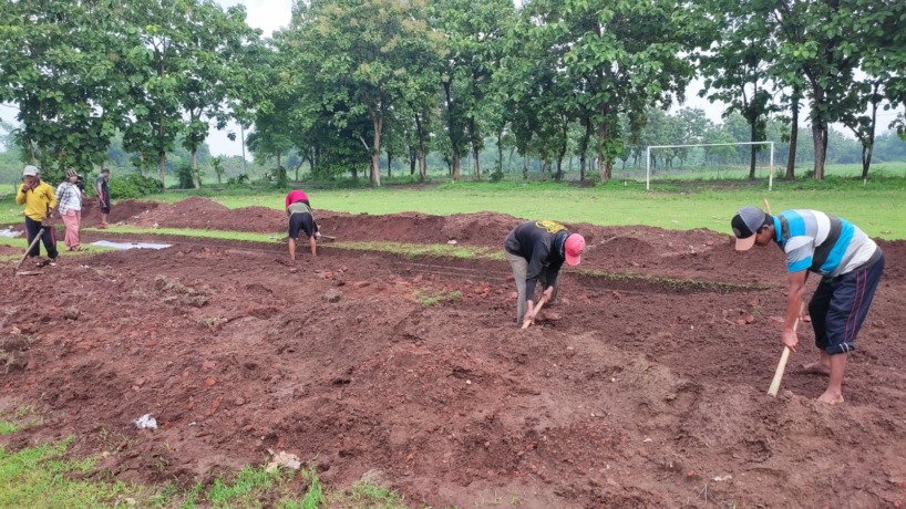 ANTISIPASI KERUSAKAN: Tim ekskavasi Situs Klinterjo tengah menguruk temuan struktur bangunan kuno di bawah lapangan desa, Jumat (25/11). (Martda Vadetya/Jawa Pos Radar Mojokerto)