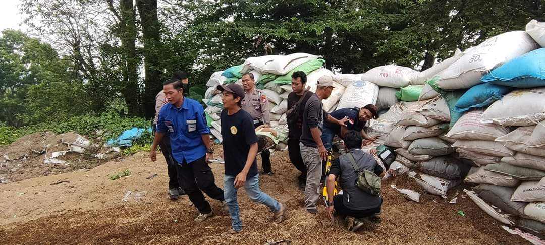 RAWAN KECELAKAAN: Petugas kepolisian dan relawan saat mengevakuasi wisatawan korban kecelakaan tunggal di Jalur Pacet – Cangar, Desa/Kecamatan Pacet, Kabupaten Mojokerto.