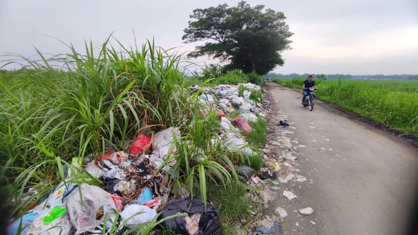 MENGGUNUNG: Tumpukan sampah di Jalan penghubung Desa Bejijong, Kecamatan Trowulan, Kabupaten Mojokerto dengan Desa Murukan Kecamatan Mojoagung Kabupaten Jombang, menimbulkan bau tak sedap dan dikeluhkan warga. (Martda Vadetya/Jawa Pos Radar Mojokerto)