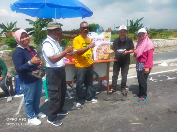 ANGKAT EKONOMI: Lurah Meri Gesmanto saat mencicipi makanan dari salah satu pelaku UMKM di Wisata Kuliner Kuwung Sehat.