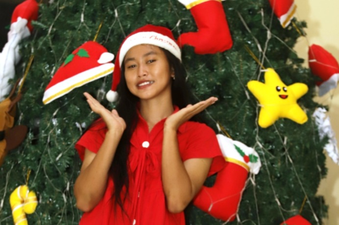 BERSUKACITA: Menghias dan mendekorasi pohon natal menjadi salah satu agenda rutin setahun sekali yang kerap dilakukan oleh keluarga. (dok Jawa Pos Radar Mojokerto)