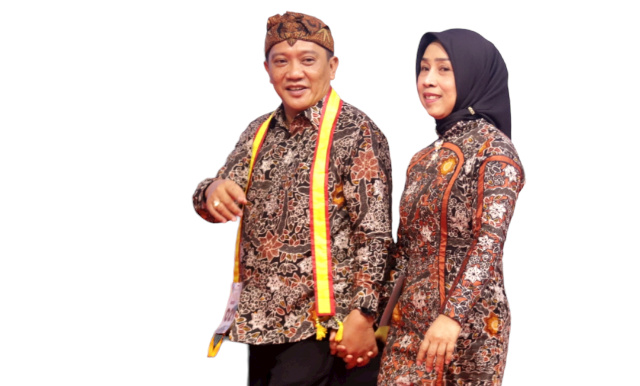 Kepala Dinas Pendidikan dan Kebudayaan Kota Mojokerto Amin Wachid didampingi istri, AKBP Suharsi.