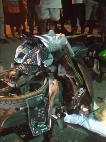 RINGSEK: Kendaraan korban kecelakaan di Jalan Raya Desa Perning, Kecamatan Jetis, Kabupaten Mojokerto, rusak parah, tadi malam. (Yulianto Adi Nugroho/Jawa Pos Radar Mojokerto)
