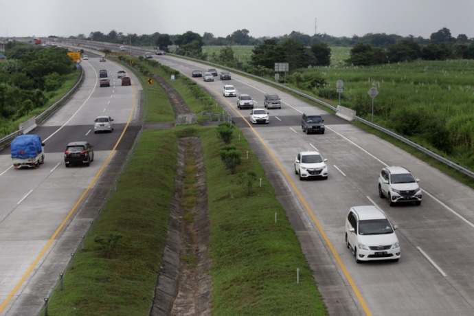RAMAI: Situasi arus lalu lintas di Tol Jomo, Desa Pegarluyung, Kecamatan Gedeg, Kabupaten Mojokerto. (dok Jawa Pos Radar Mojokerto)
