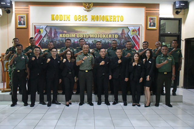PERKUAT JALINAN: Manajemen Ayola Sunrise Hotel Mojokerto beserta staf bersama dengan Komandan Kodim 0815 beserta jajarannya di markas Kodim 0815 Mojokerto.