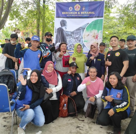 GUGAH KEPEDULIAN: Wali Kota Ika Puspitasari bersama Karang Taruna, Tagana, dan komunitas barbershop Kota Mojokerto yang menggagas kegiatan Cukur dan Beramal untuk galang donasi bagi korban gempa bumi Cianjur, Minggu (27/11).
