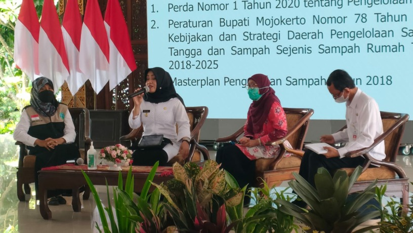 SINERGIS: Bupati Ikfina Fahmawati (dua dari kiri), Dosen Teknik Kimia ITS Dr. Sri Rachmania Juliastuti, (batik merah) dan Kepala DLH, Zaqqi (kanan), dengan moderator Mahfida Inayati, (paling kiri).
