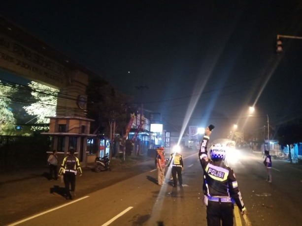 OLAH TKP: Petugas Satlantas Polres Mojokerto tengah melakukan olah TKP kecelakaan maut di Jalan Raya Desa Jabon, Kecamatan Mojoanyar, Selasa (6/12) dini hari.