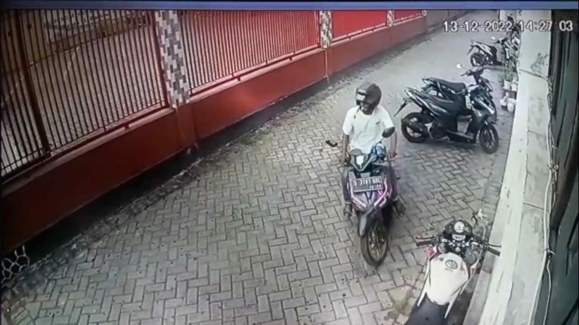 RAIB: Aksi curanmor di salah satu cafe di Desa Seduri, Kecamatan Mojosari, yang terekam kamera CCTV. (tangkapan layar CCTV/Martda Vadetya/Jawa Pos Radar Mojokerto)