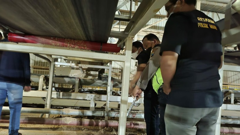 PENANGANAN: Petugas kepolisian tengah melakukan olah TKP kecelakaan kerja berujung maut di pabrik keramik PT Dharma Perkasa Gemilang, Kecamatan Ngoro. (Martda Vadetya/Jawa Pos Radar Mojokerto)