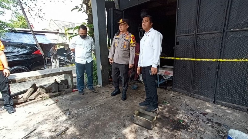OLAH TKP: Kapolres Mojokerto Kota AKBP Wiwit Adisatria dan Kasatreskrim Polres Mojokerto Kota AKP Rizki Santoso memeriksa bengkel tambal ban di simpang empat Kenanten Jalan Bypass, Kelurahan Meri, Kecamatan Kranggan, Kota Mojokerto, tadi pagi. (Yulianto A