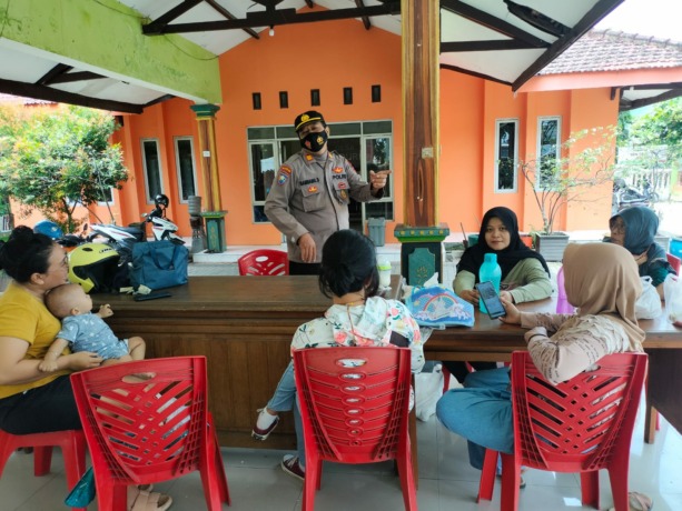 HUMANIS: Anggota Polsek Mojosari Polres Mojokerto terjun ke balai dusun untuk menampung masukan, saran, hingga kritik dari masyarakat secara langsung, Jumat (30/12). (Arief Hikmawan/Jawa Pos Radar Mojokerto)