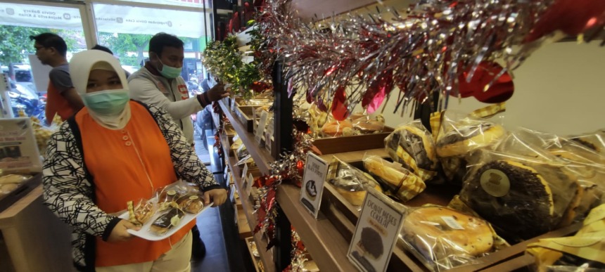 RAMAI: Gerai Olivia Bakery di Jalan Mojopahit No 481 Kota Mojokerto ramai dikunjungi pembeli, Sabtu (31/12). (Arief Hikmawan/Jawa Pos Radar Mojokerto)