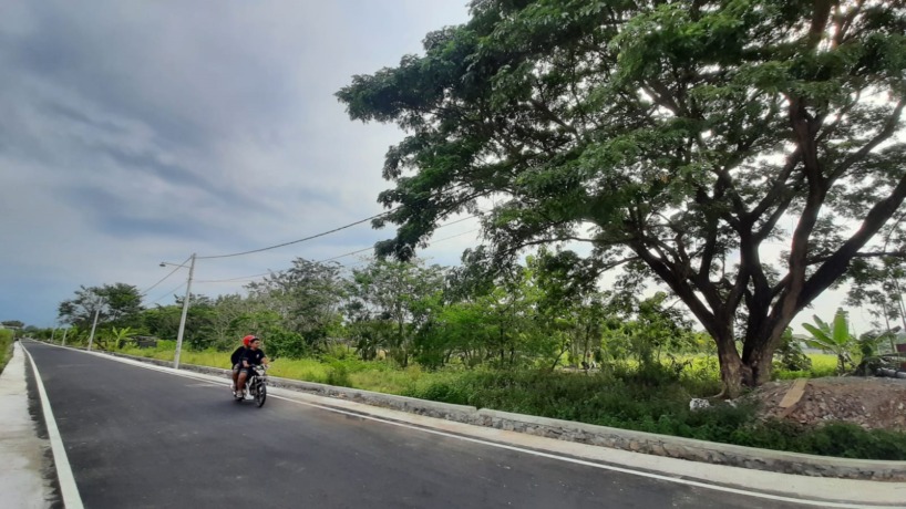 LANCAR: Jalan LC Meri-Jayanegara, Kelurahan Meri, Kecamatan Kranggan, Kota Mojokerto yang sebelumnya masuk dalam kategori jalan rusak kini telah mulus setelah disentuh pembangunan di 2022. (Rizal Amrulloh/Jawa Pos Radar Mojokerto)