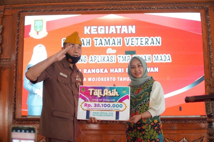 PENGHORMATAN: Wali Kota Ika Puspitasari memberikan taliasih kepada anggota LVRI saat peluncuran aplikasi TMP Gajah Mada di Pendapa Sabha Kridatama, (18/11).
