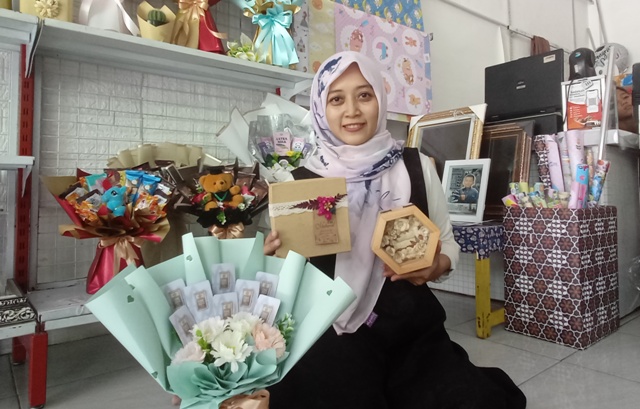 KREASI SENDIRI: Lilik menunjukkan sejumlah kerajinan buket dan hantaran yang dirangkainya berdasarkan permintaan dari konsumen, kemarin (21/12). (Indah Oceananda/Jawa Pos Radar Mojokerto)