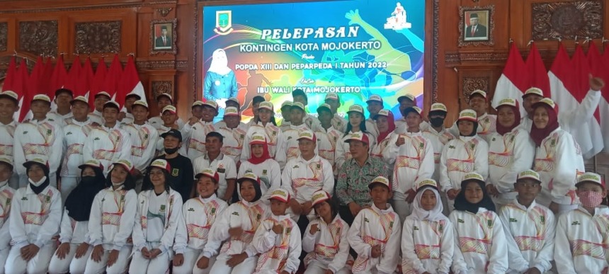 KEBANGGAAN: Wali Kota Ika Puspitasari bersama Kepada Disporapar Kota Mojokerto Novi Rahardjo saat pelepasan atlet kontingen Kota Mojokerto Popda dan Peparpeda tahun 2022.