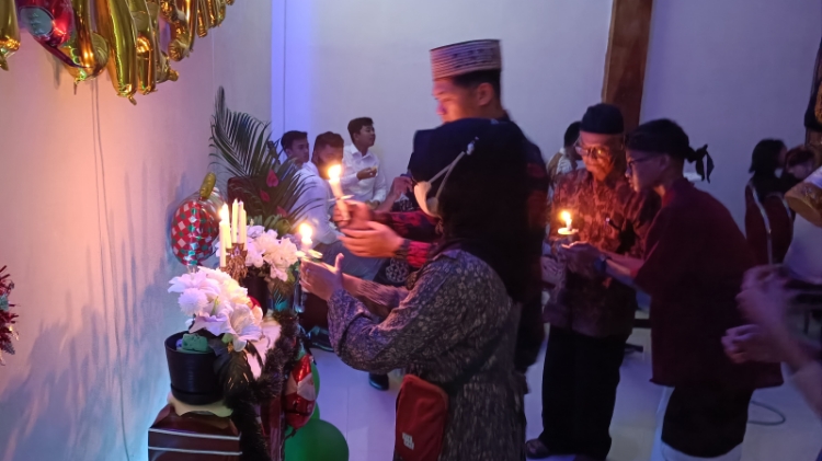 LILIN NATAL: Sejumlah elemen masyarakat turut ikut menyalakan lilin dalam perayaan natal di GKJW Gununggedangan, Kota Mojokerto, Sabtu (17/12). (Sofan Kurniawan/Jawa Pos Radar Mojokerto)