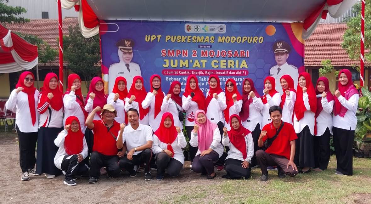 SINERGIS : Bupati Mojokerto Ikfina Fahmawati bersama kasek dan guru saat agenda Jumat CERIA.