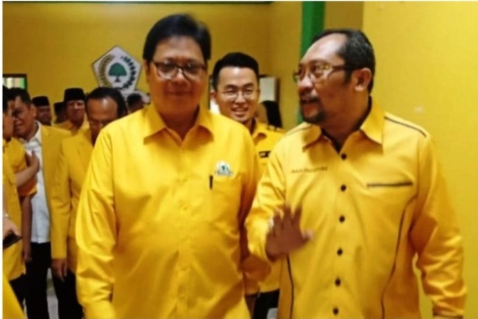 Sekretaris DPD Partai Golkar Jawa Timur Sahat Tua Simanjuntak (kanan) saat mendampingi Ketua Umum DPP Golkar Airlangga Hartarto di Kantor DPD Golkar Jatim di Surabaya beberapa waktu lalu. (ANTARA/Istimewa)