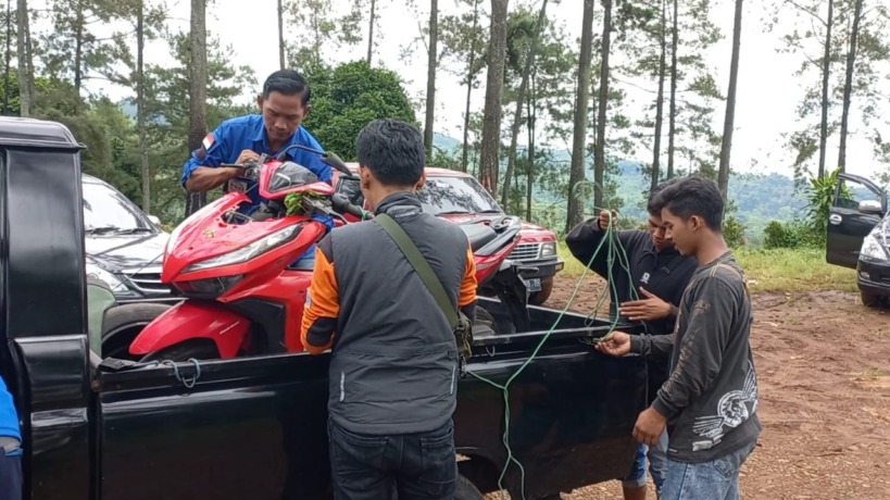 DIEVAKUASI: Kelompok relawan tengah mengevakuasi motor yang mengalami kecelakaan akibat rem blong di Jalur Pacet–Cangar, Desa/Kecamatan Pacet, kamarin. (Martda Vadetya/Jawa Pos Radar Mojokerto)