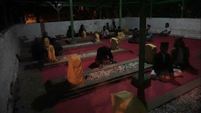 KHUSYUK: Para peziarah berdoa di situs Makam Tujuh Troloyo, Desa Sentonorejo, Kecamatan Trowulan, Kabupaten Mojokerto. (Yulianto Adi Nugroho/Jawa Pos Radar Mojokerto)