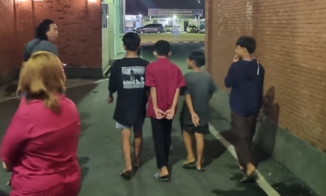 KLARIFIKASI: Keenam remaja bersama orang tuanya datang ke Mapolres Mojokerto Kota, tadi malam (14/12). (Yulianto Adi Nugroho/Jawa Pos Radar Mojokerto)