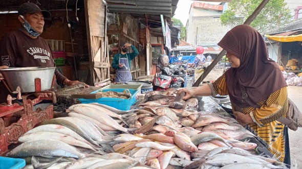 BARANG MAHAL: Pedagang ikan di Pasar Tanjung Anyar, Kota Mojokerto tengah melayani pembeli, kemarin. (Yulianto Adi Nugroho/Jawa Pos Radar Mojokerto)