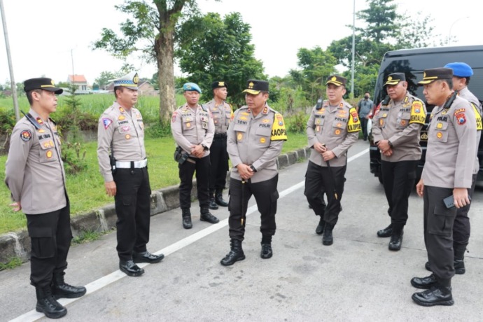 BERI DUKUNGAN: Kapolda Jatim Dr Toni Harmanto dan rombongan disambut Kapolres Mojokerto Kota AKBP Wiwit Adisatria bersama jajaran pejabat utama (PJU) di Exit Tol Penompo, kemarin. (Yulianto Adi Nugroho/Jawa Pos Radar Mojokerto)