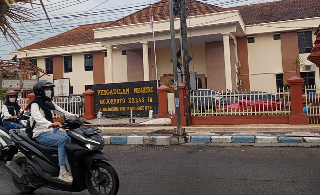 TERCORENG: Pengadilan Negeri (PN) Mojokerto, kemarin. Salah satu pejabatnya ditangkap polisi atas dugaan kasus pengedaran narkoba. (Yulianto Adi Nugroho/Jawa Pos Radar Mojokerto)