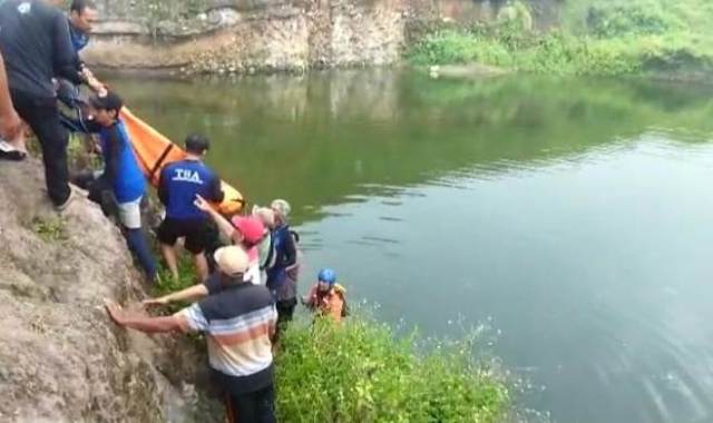 DITEMUKAN MENINGGAL: Korban tenggelam di waduk bekas galian C di Dusun Mrisen, Desa/Kecamatan Jatirejo, Kabupaten Mojokerto, berhasil dievakuasi. (Yulianto Adi Nugroho/Jawa Pos Radar Mojokerto)