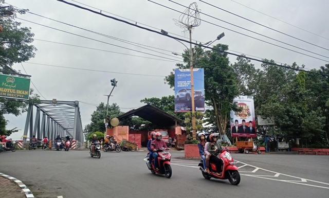 PERBATASAN: Simpang empat PMI Kota Mojokerto menjadi salah satu jalur yang ditutup malam ini untuk menghalau perayaan malam tahun baru di alun-alun. (Yulianto Adi Nugroho/Jawa Pos Radar Mojokerto)