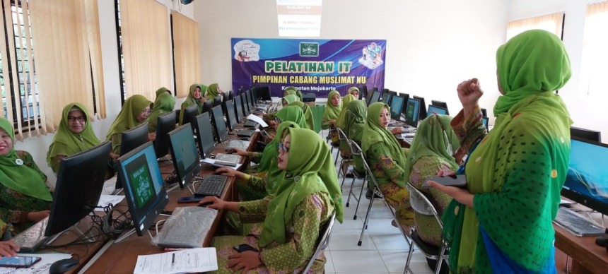MELEK IT: Anggota muslimat digenjot dengan kegiatan pelatihan IT untuk menghadapi era digital, kemarin.