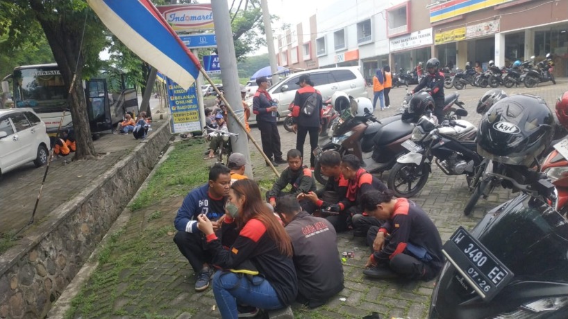 TUNTUT UMK: Sejumlah buruh di kawasan NIP, Kecamatan Ngoro tampak bersiap-siap menggelar aksi ke kantor Gubernur Jatim, kemarin.