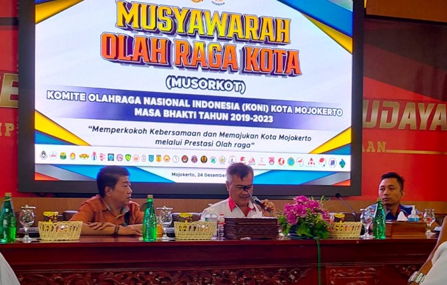 UNTUK OLAHRAGA: Ketua Umum KONI Kota Mojokerto Santoso Bekti Wibowo menunjuk sejumlah pengurus baru usai terpilih kembali dalam Musorkot Desember lalu. (dok JPRM)