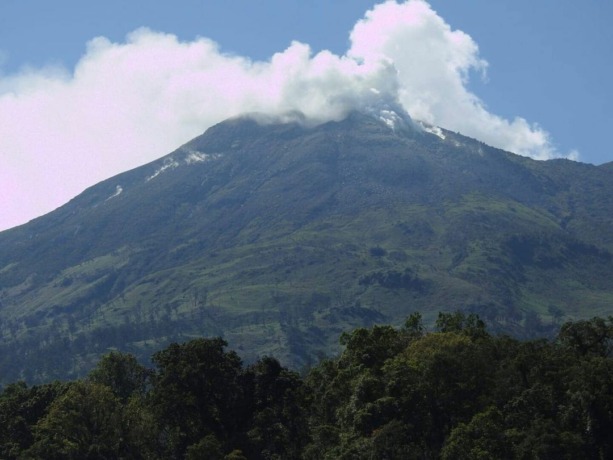 DITUTUP: Sejumlah jalur pendakian di Gunung Welirang–Arjuno ditutup sementara lantaran tingginya potensi cuaca ekstrem di pengujung tahun ini. (Martda Vadetya/Jawa Pos Radar Mojokerto)