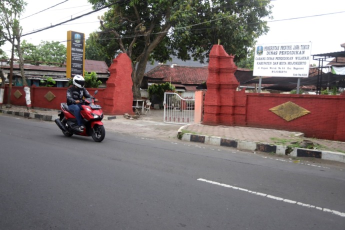 TERBATAS: Suasana kantor Cabdindik Provinsi Jawa Timur Wilayah Kabupaten-Kota Mojokerto. Tahun depan, Cabdindik mengusulkan ke provinsi untuk pembangunan ruang pengawas sekolah di bagian belakang kantor tersebut. (Sofan Kurniawan/Jawa Pos Radar Mojokerto)