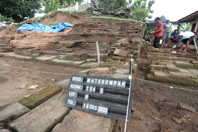 DITELITI LEBIH LANJUT: Ekskavasi lanjutan Situs Watesumpak, Dusun/Desa Watesumpak, Kecamatan Trowulan, dimulai, kemarin (14/12). (Sofan Kurniawan/Jawa Pos Radar Mojokerto)