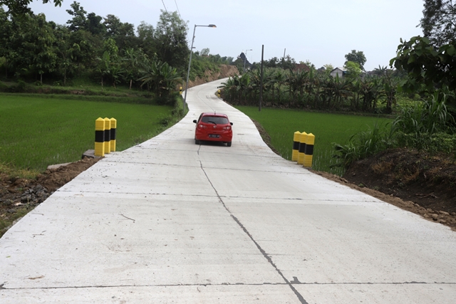 MULUS : Sejumlah infrastruktur jalan raya di Kabupaten Mojokerto terus diperbaiki seiring ketaatan masyarakat dalam membayar pajak daerah. (Sofan Kurniawan/Jawa Pos Radar Mojokerto)