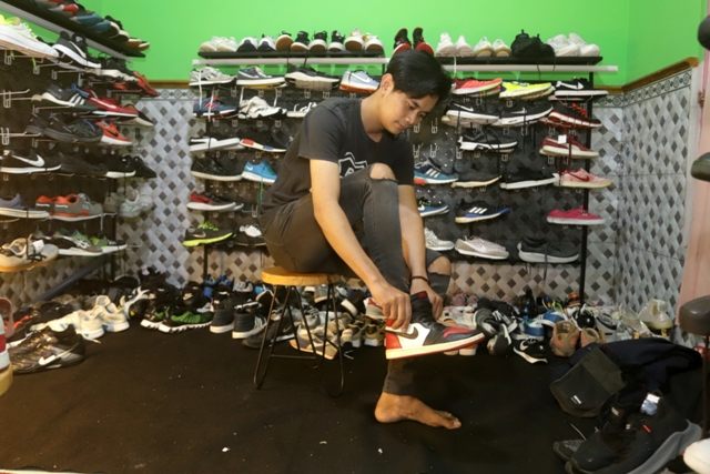 MODIS: Second thrift menjadi salah satu solusi bagi masyarakat yang ingin menggunakan sepatu bermerek terkenal namun tetap dengan harga terjangkau. (Sofan Kurniawan/Jawa Pos Radar Mojokerto)