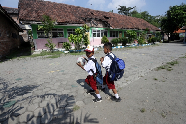 JADI ATENSI: Kondisi bangunan SD Negeri Jotangan, Kecamatan Mojosari yang mengalami kerusakan. (dok JPRM)